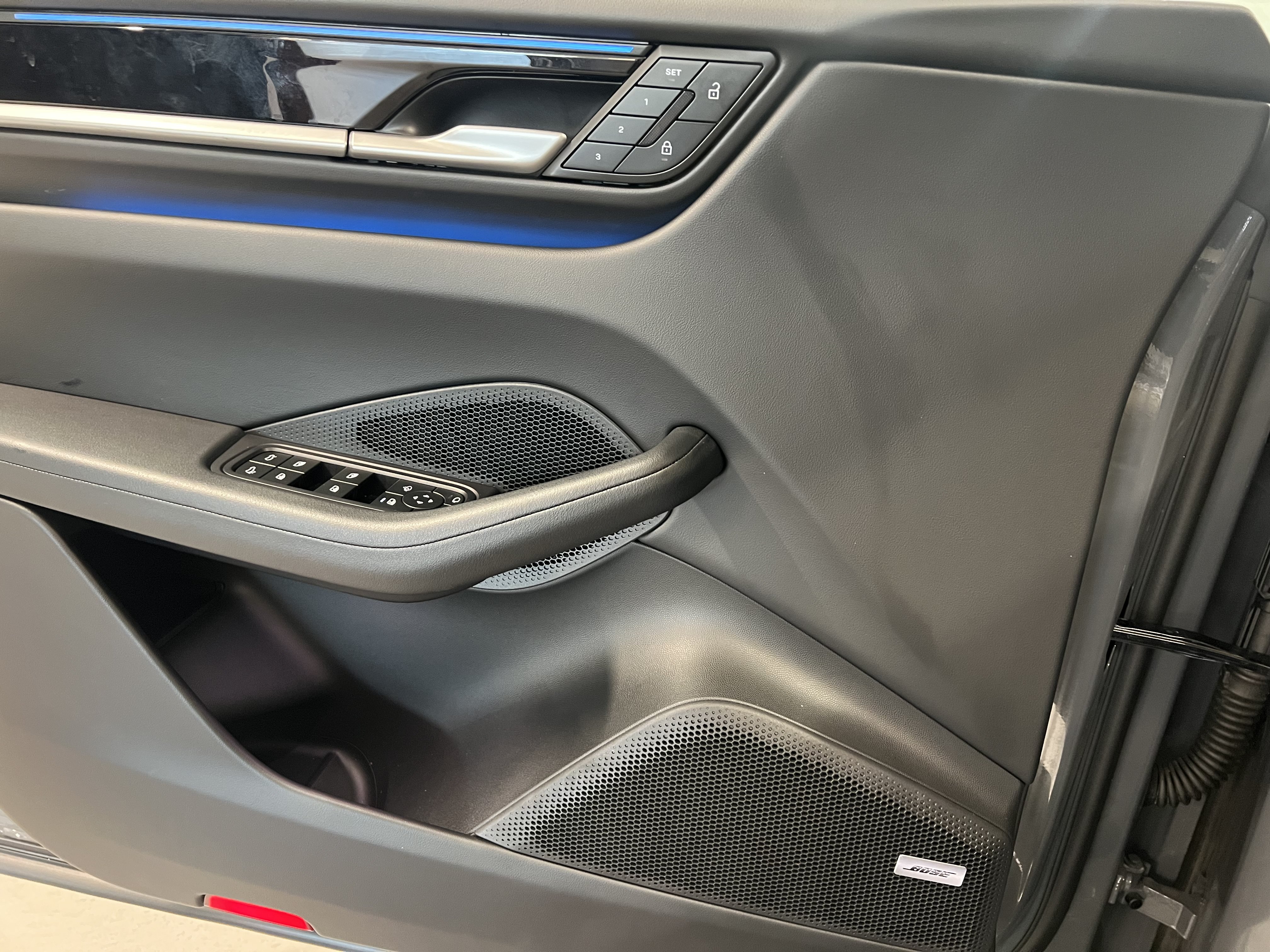 Used 2025 Porsche Macan Electric RWD image 23