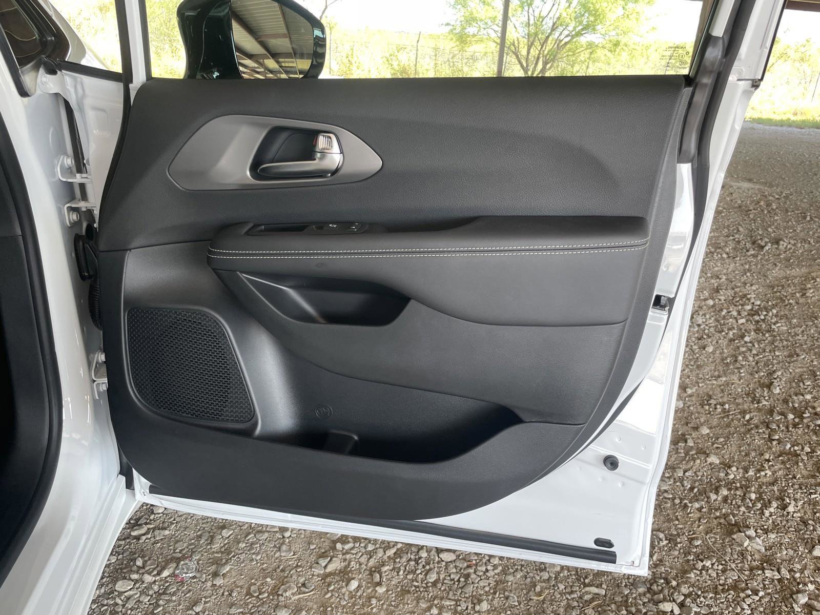 New 2025 Chrysler Pacifica Select w/ Fav Edition Package image 39