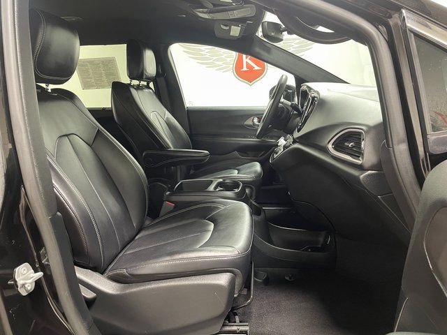Used 2025 Chrysler Pacifica Select image 21