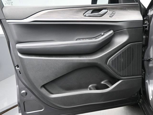 New 2025 Jeep Grand Cherokee L Limited image 12