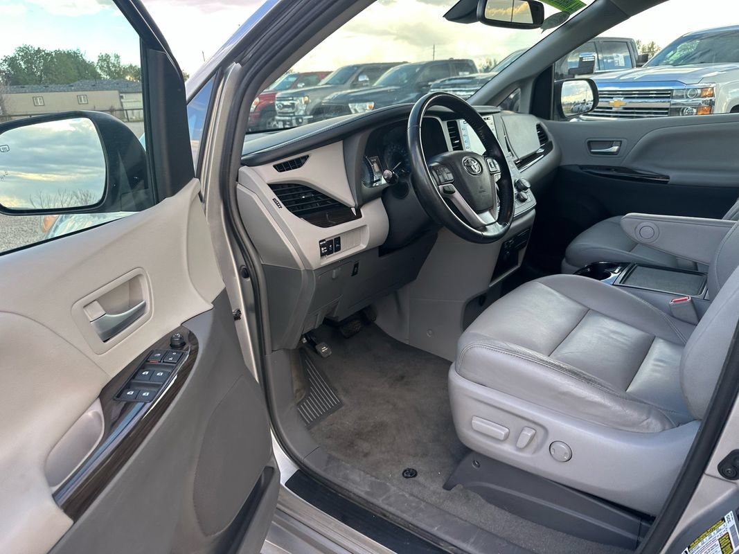 Used 2018 Toyota Sienna XLE w/ XLE Navigation Package AWD/4WD image 35