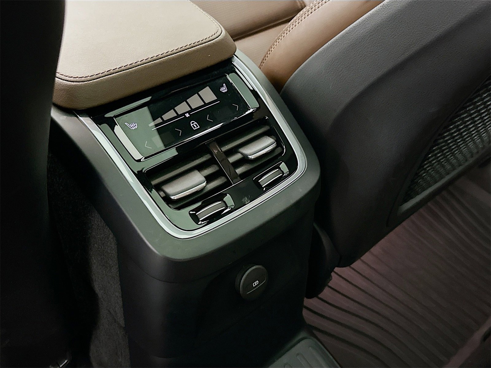 Used 2024 Volvo XC90 T8 Ultimate w/ Lounge Package image 27