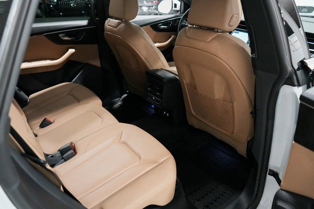 Used 2023 Audi Q8 Premium image 30