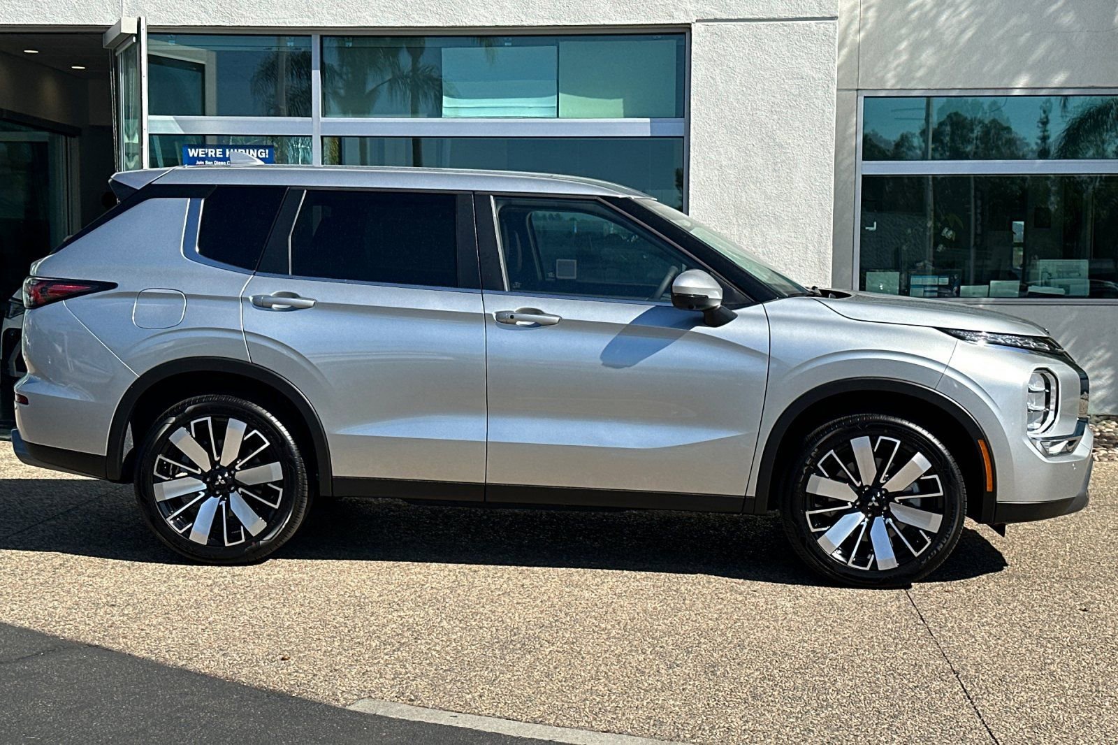 New 2025 Mitsubishi Outlander SE image 3