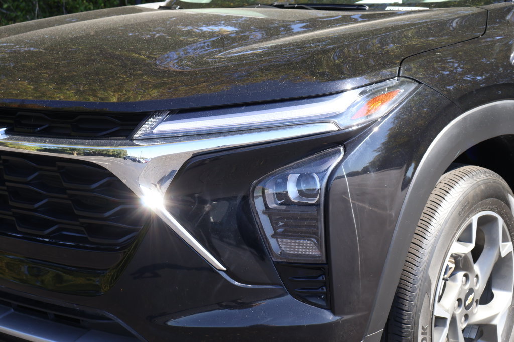 Used 2025 Chevrolet Trax LT FWD image 3