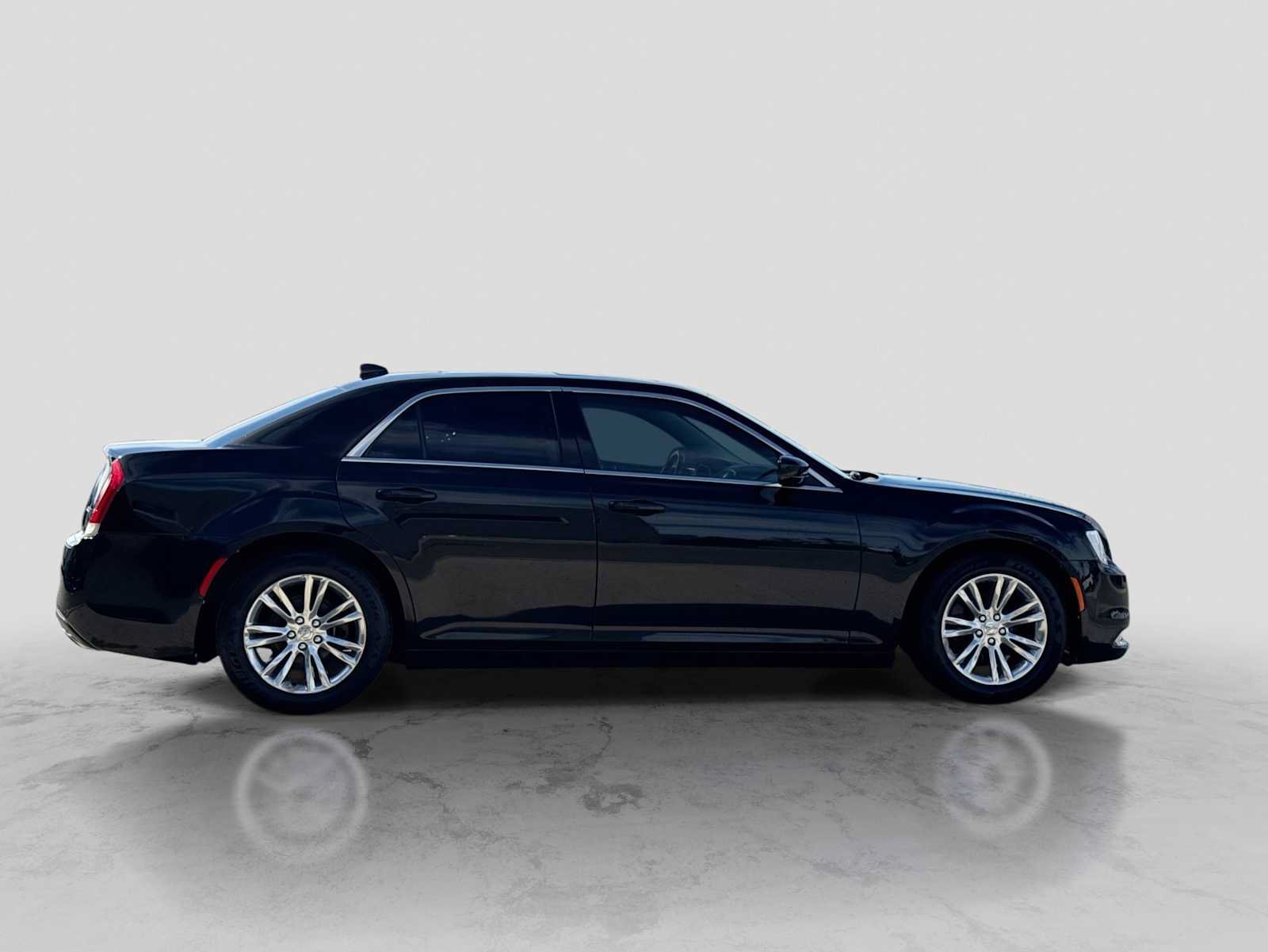Used 2017 Chrysler 300 Limited RWD image 7