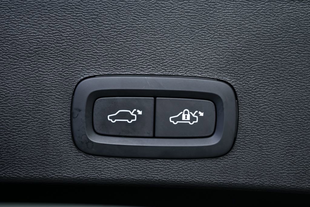 Certified 2025 Volvo XC40 B5 Plus image 32