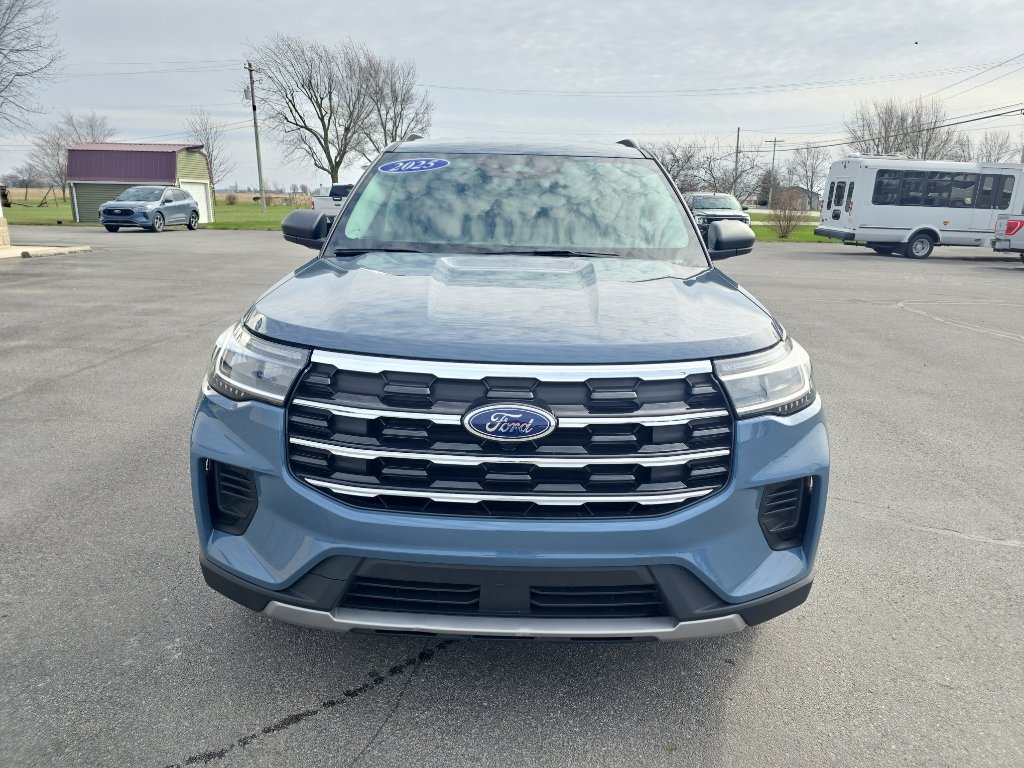 Used 2025 Ford Explorer Active AWD/4WD image 3