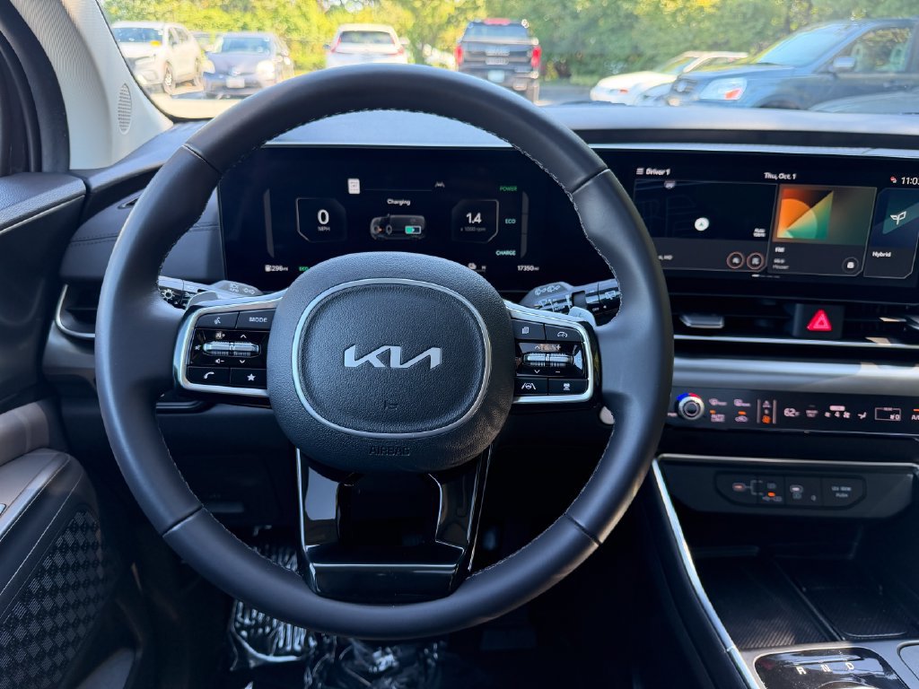 Used 2025 Kia Carnival SX w/ SX Dark Edition Package FWD image 18