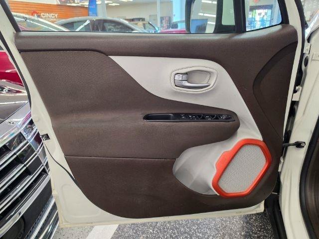 Used 2016 Jeep Renegade Latitude FWD image 30