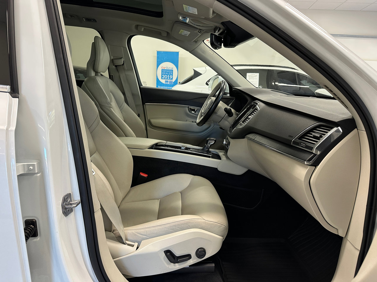 Used 2020 Volvo XC90 T5 Momentum image 27