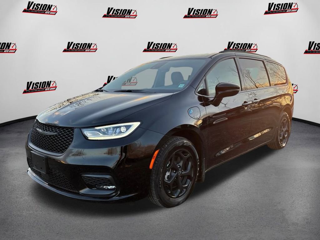 Used 2025 Chrysler Pacifica Premium