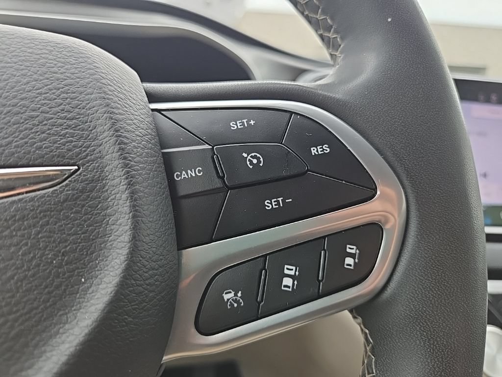 Used 2023 Chrysler Pacifica Touring-L FWD image 15