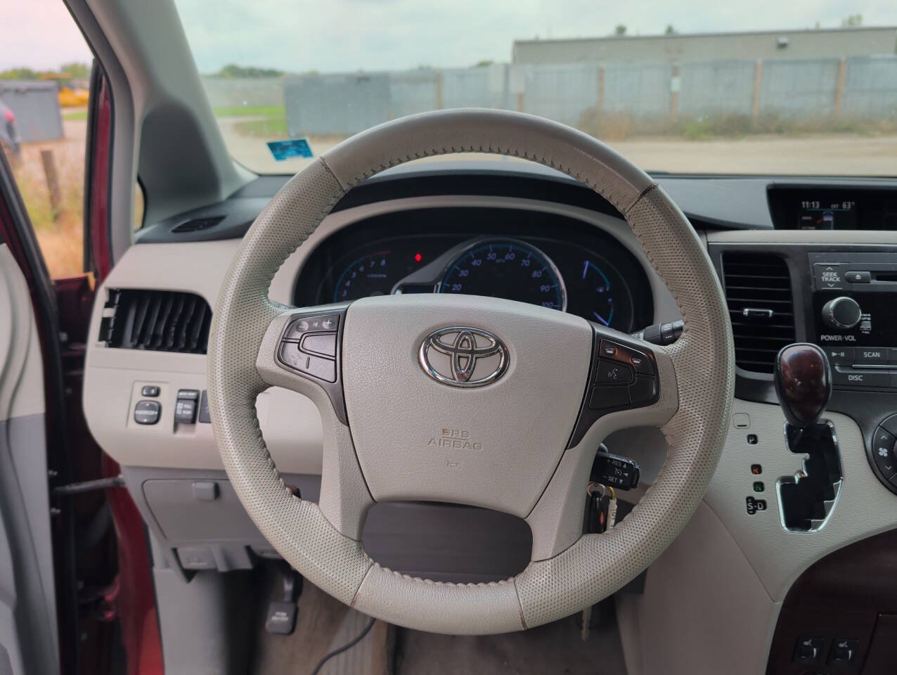Used 2011 Toyota Sienna XLE w/ Entertainment Pkg FWD image 28