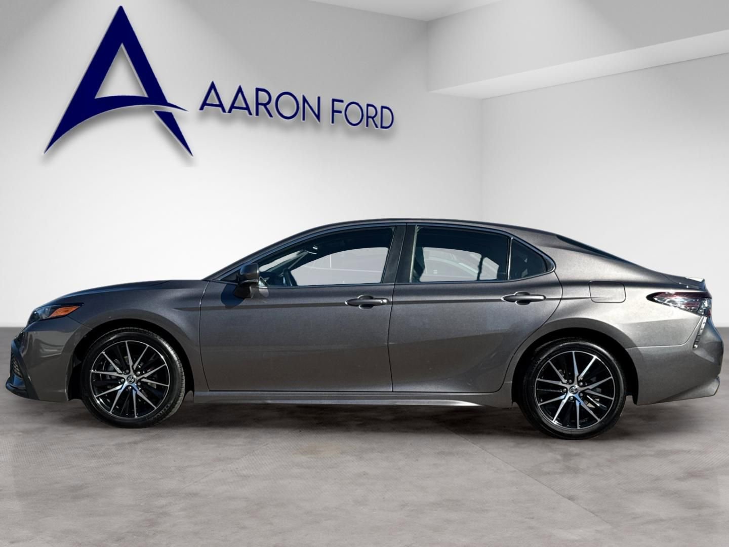 Used 2024 Toyota Camry SE image 2