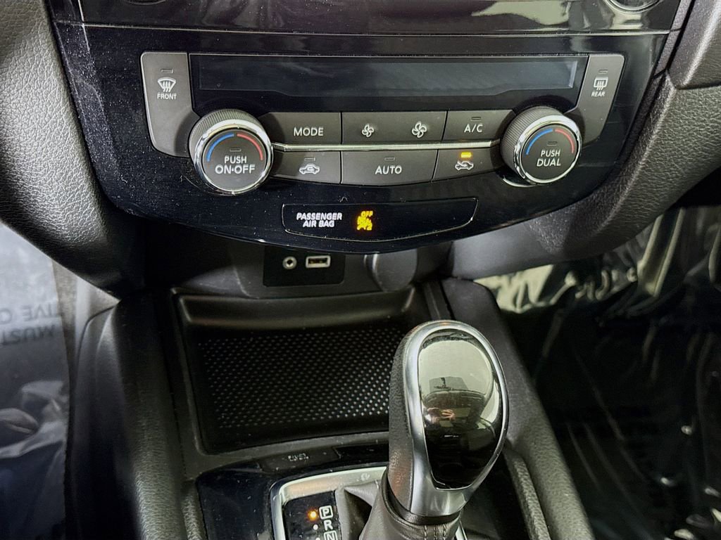 Used 2018 Nissan Rogue SV w/ Sun & Sound Touring Package image 8