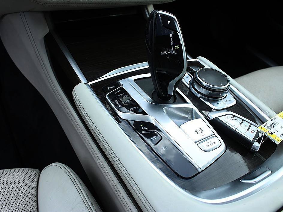 Used 2016 BMW 750i RWD image 9