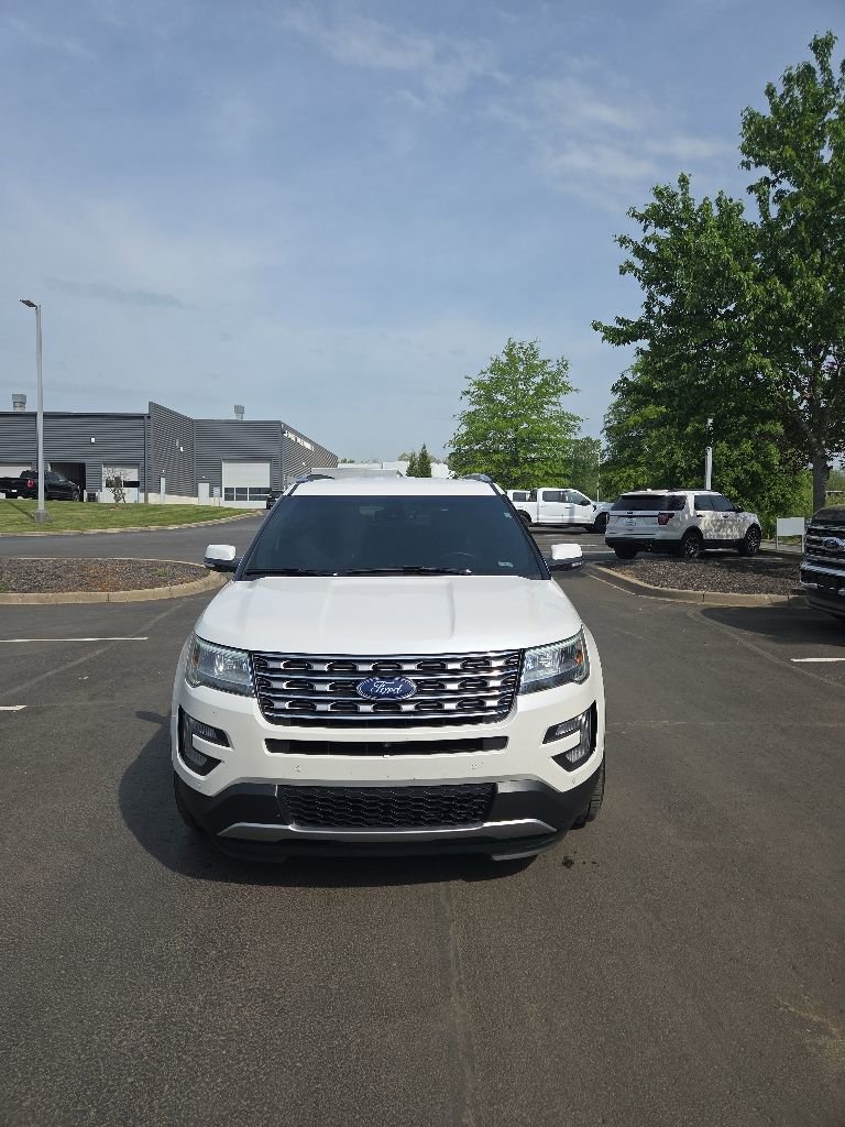 Used 2017 Ford Explorer Limited w/ Equipment Group 301A FWD image 2