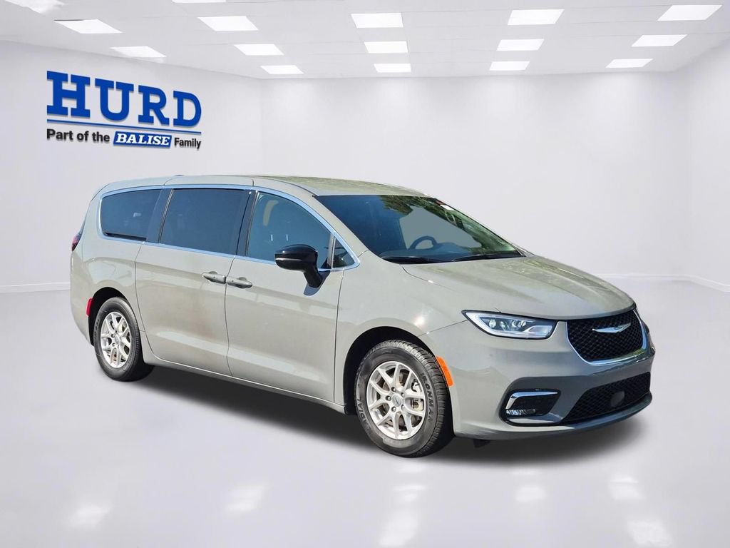 Used 2025 Chrysler Pacifica Select