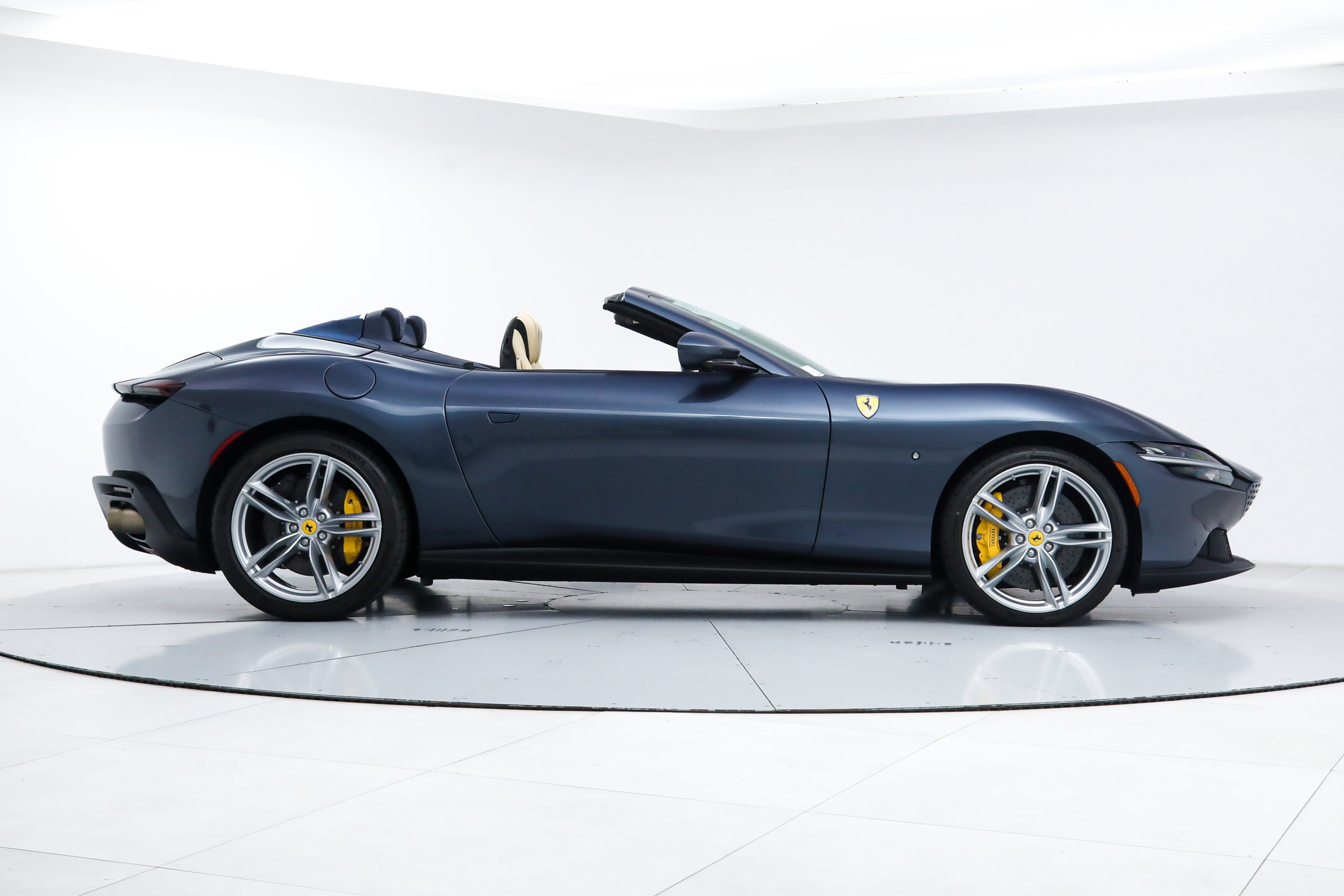 Certified 2025 Ferrari Roma Spider RWD image 9