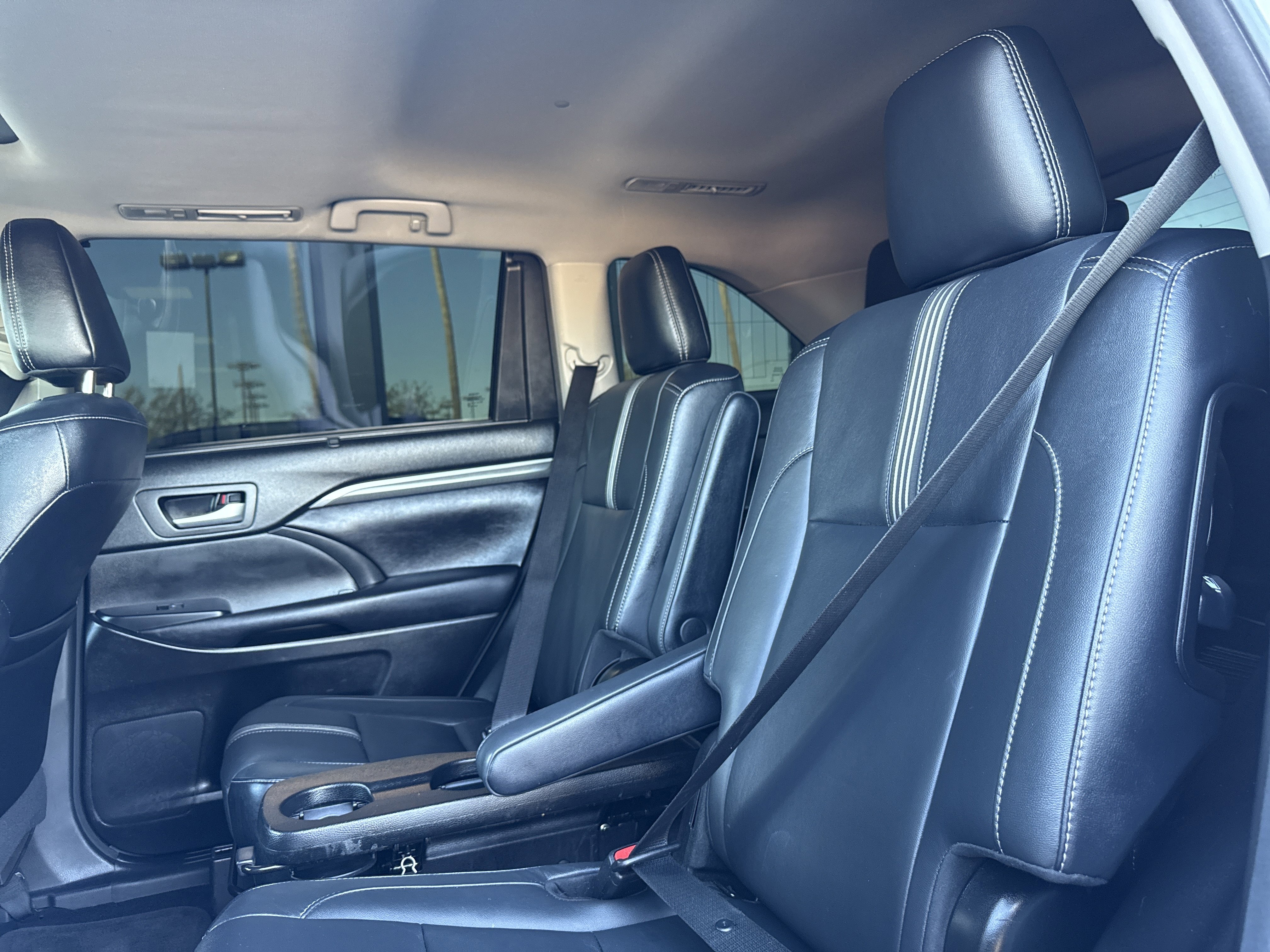 Used 2017 Toyota Highlander SE image 30