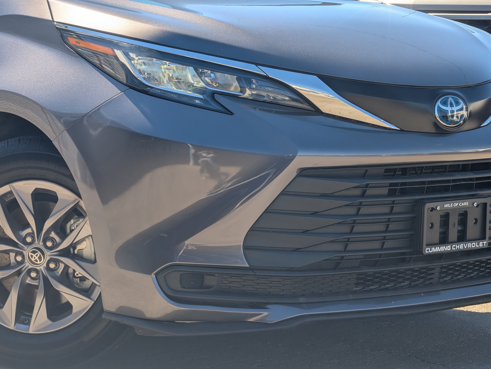 Used 2023 Toyota Sienna LE w/ LE Plus Package FWD image 3