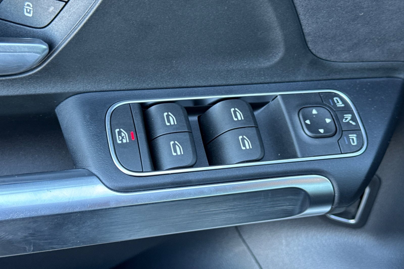 Used 2024 Mercedes-Benz EQB 300 4MATIC image 13