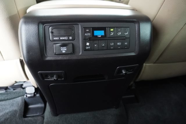 Used 2015 Toyota Sequoia Platinum RWD image 33