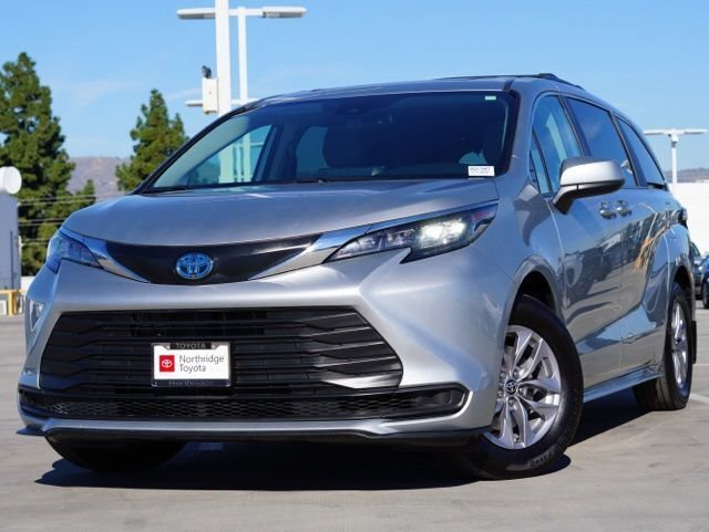 Certified 2024 Toyota Sienna LE image 3