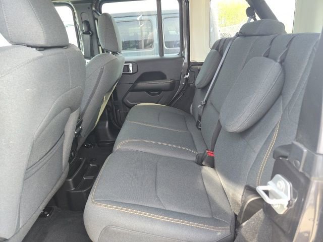 Used 2025 Jeep Wrangler Unlimited Sahara AWD/4WD image 9
