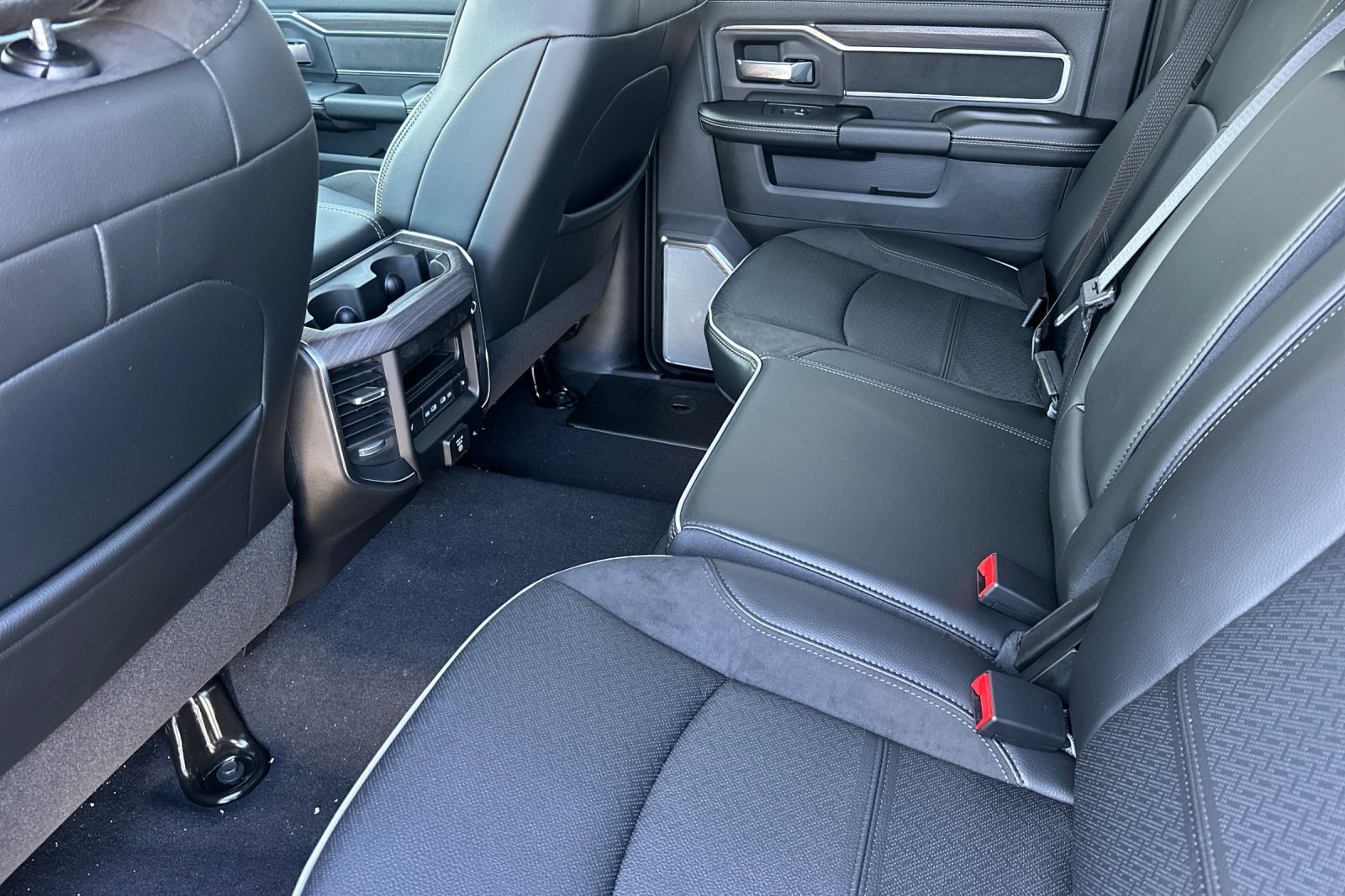 New 2026 RAM 2500 Laramie AWD/4WD image 11