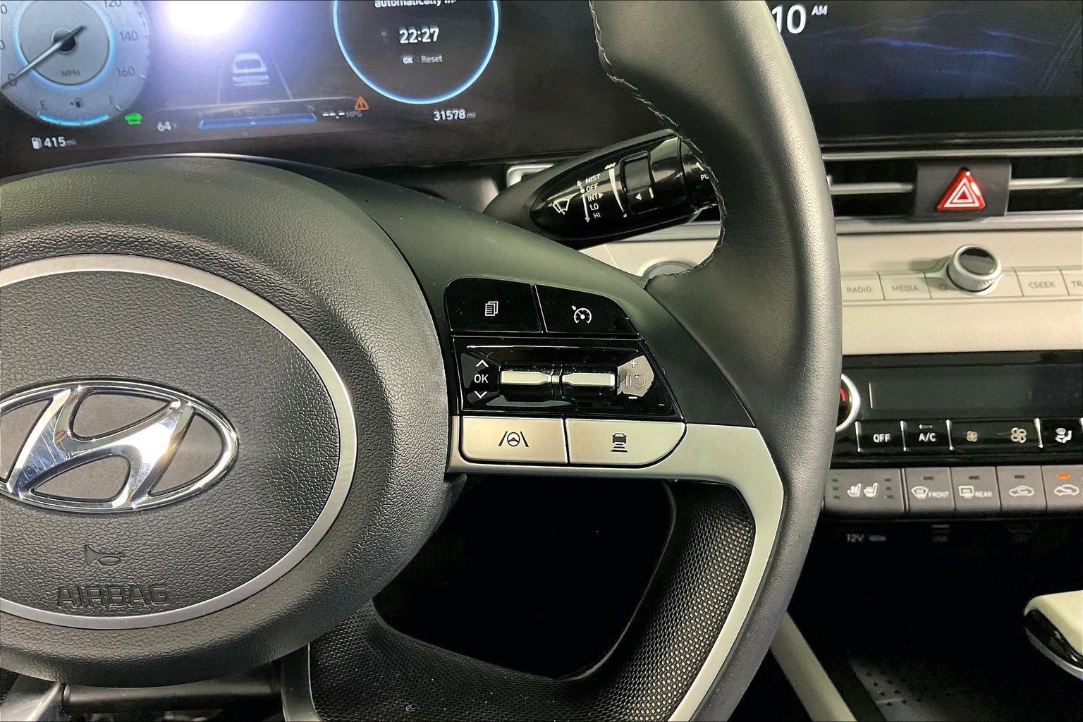 Certified 2022 Hyundai Elantra Limited w/ Preferred Accessory Package image 12