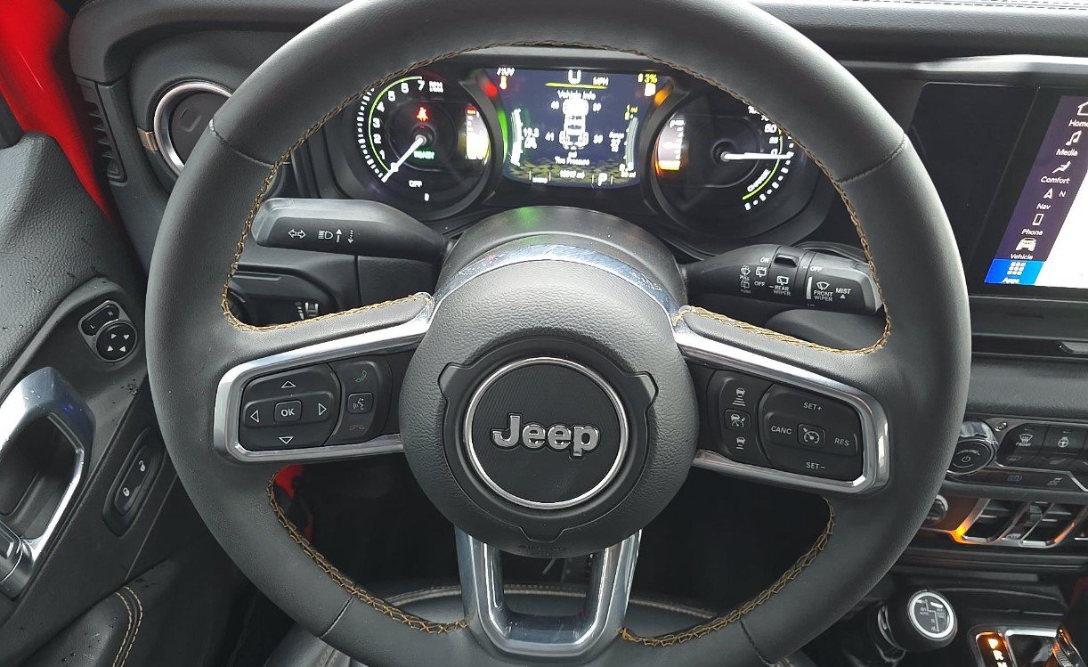 Used 2024 Jeep Wrangler Unlimited Sahara w/ Technology Group AWD/4WD image 8