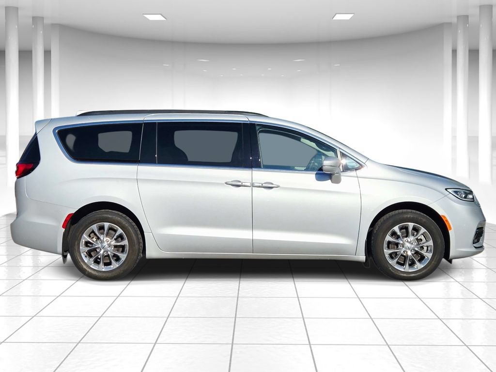 Used 2022 Chrysler Pacifica Touring-L AWD/4WD image 2