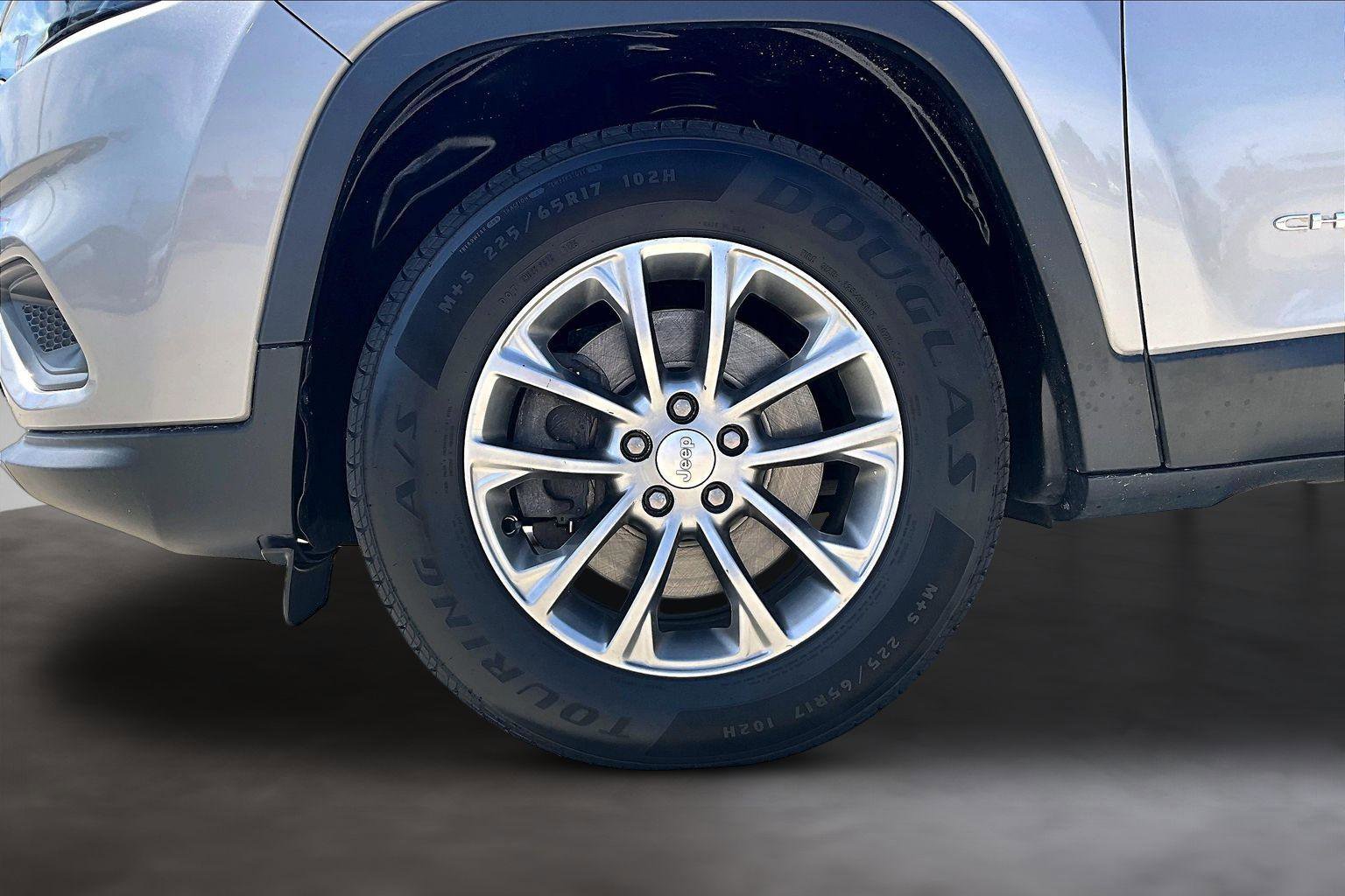 Used 2019 Jeep Cherokee Latitude Plus image 10