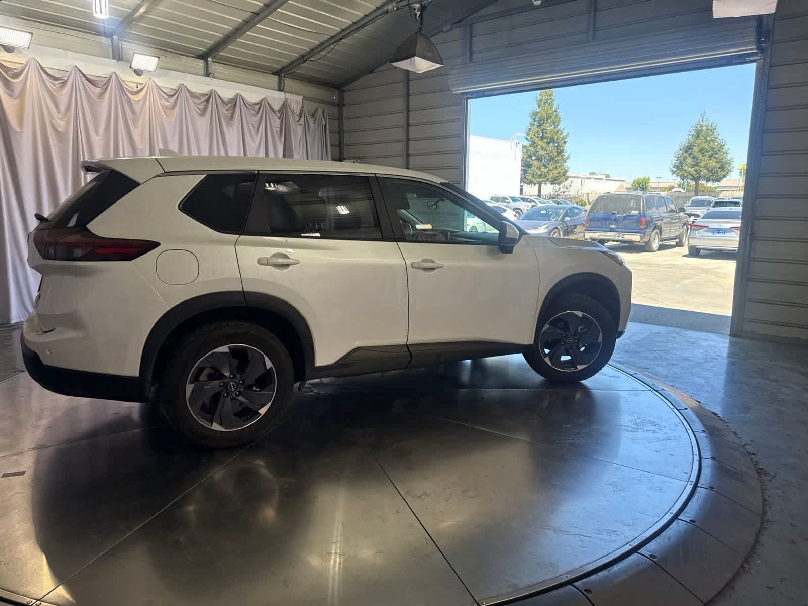 Used 2024 Nissan Rogue SV FWD image 4