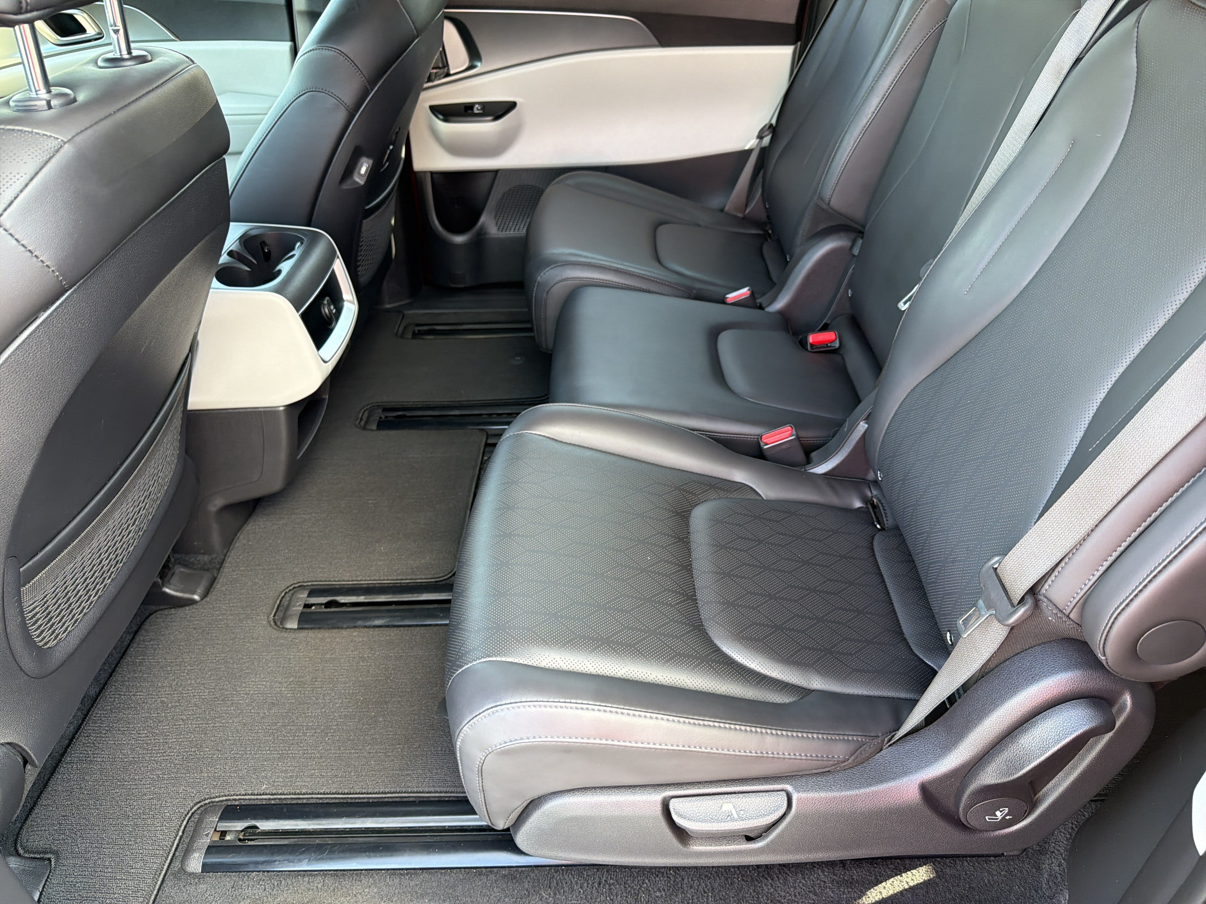 Used 2024 Kia Carnival LX FWD image 18