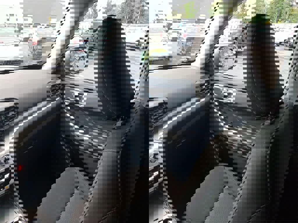 Used 2022 Ford Explorer XLT image 11