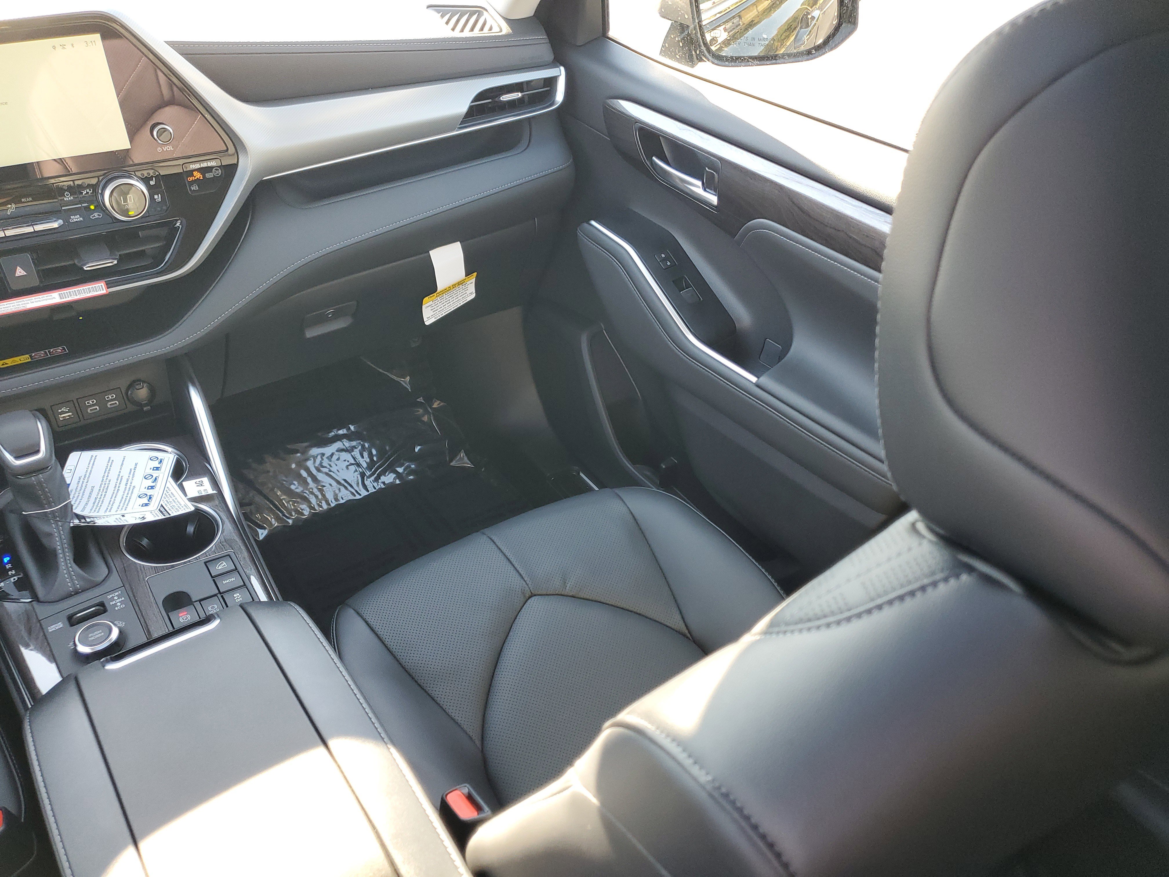 New 2025 Toyota Highlander Platinum image 17