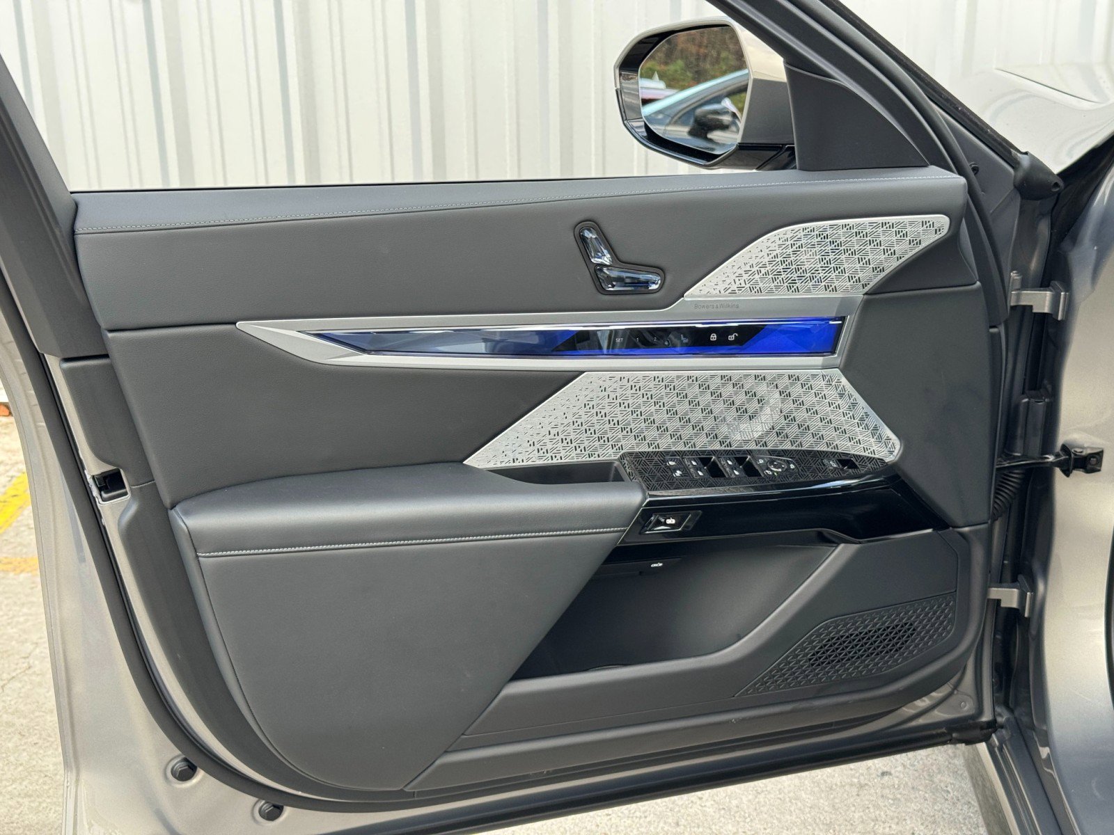 Used 2023 BMW i7 xDrive60 image 49