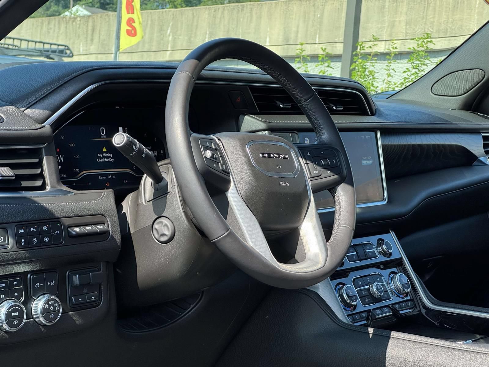 Used 2022 GMC Yukon Denali w/ Denali Premium Package AWD/4WD image 11