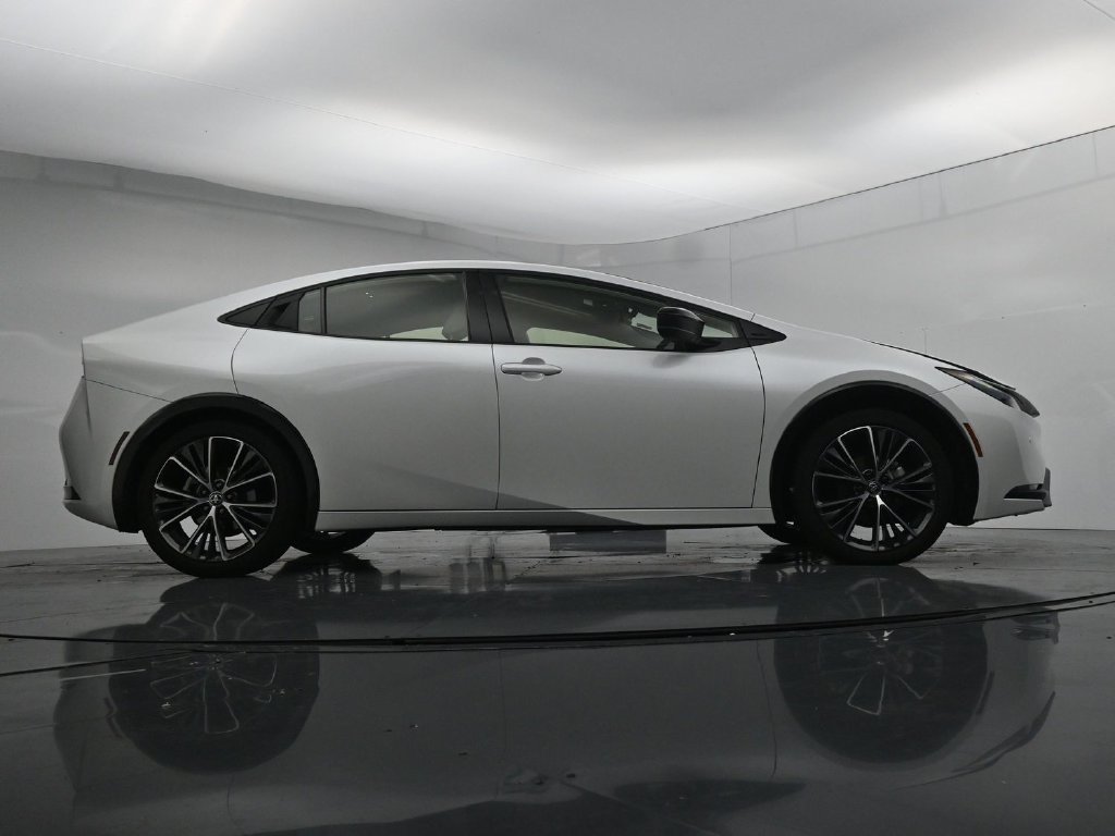 Used 2024 Toyota Prius XLE FWD image 39
