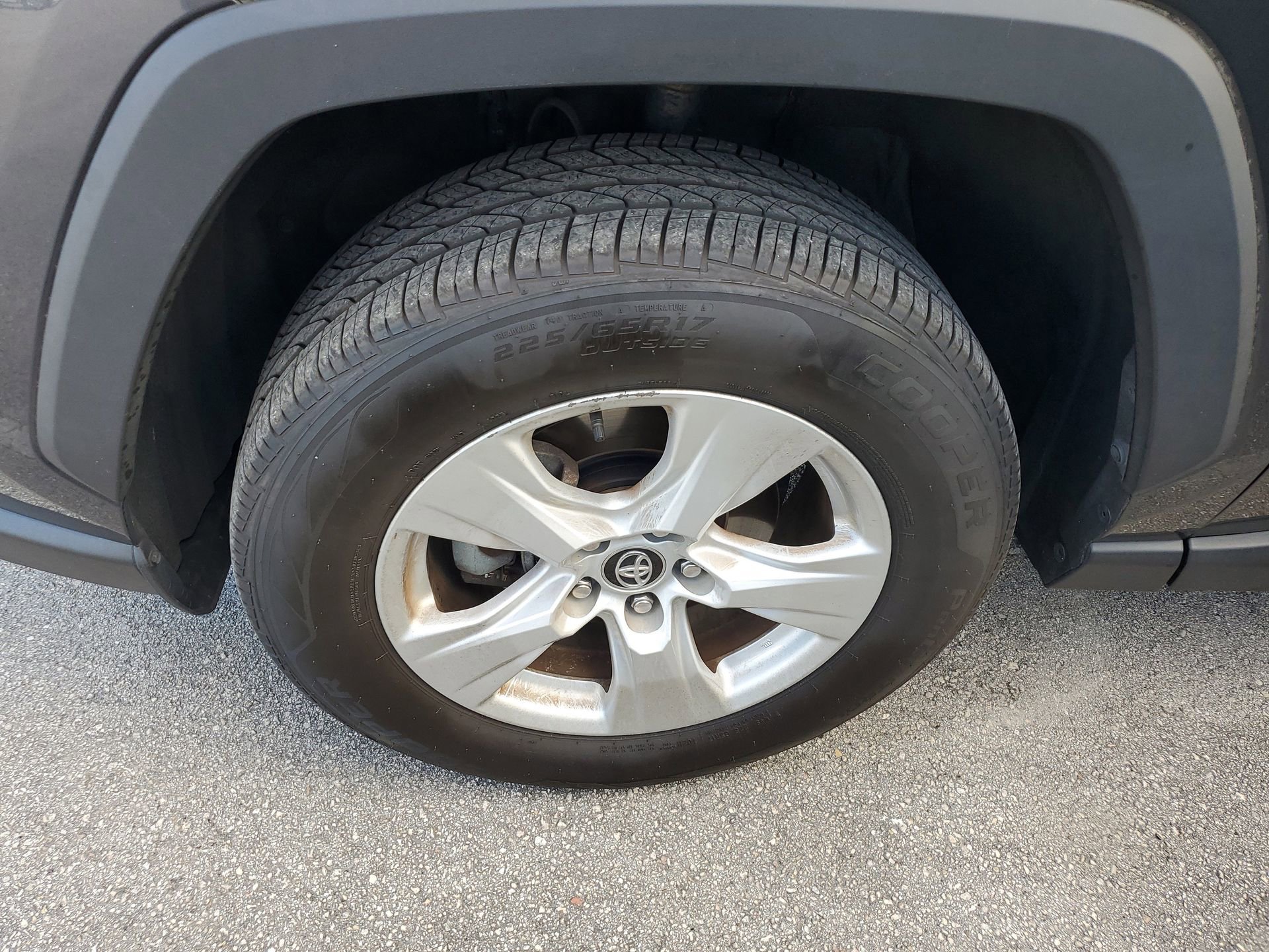 Used 2021 Toyota RAV4 XLE w/ Convenience Package image 9