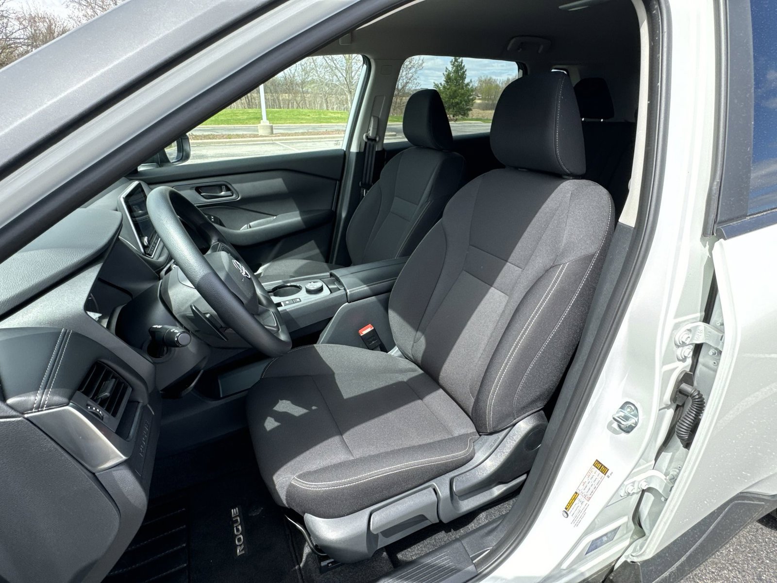Used 2025 Nissan Rogue S AWD/4WD image 19