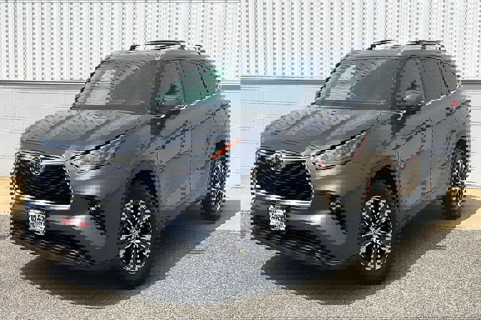 Used 2020 Toyota Highlander XLE FWD image 2