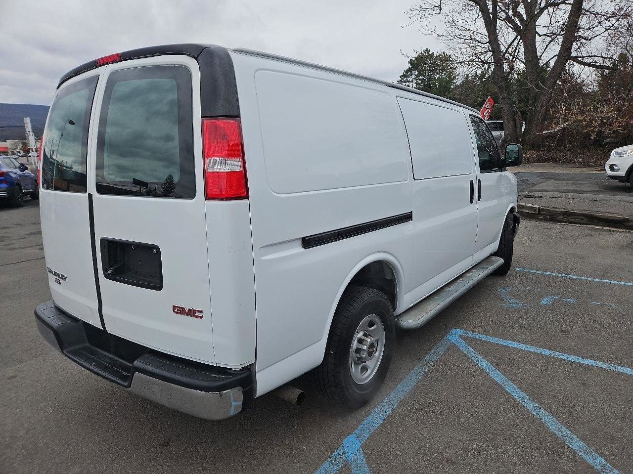Used 2019 GMC Savana 2500 w/ Driver Convenience Package RWD image 3