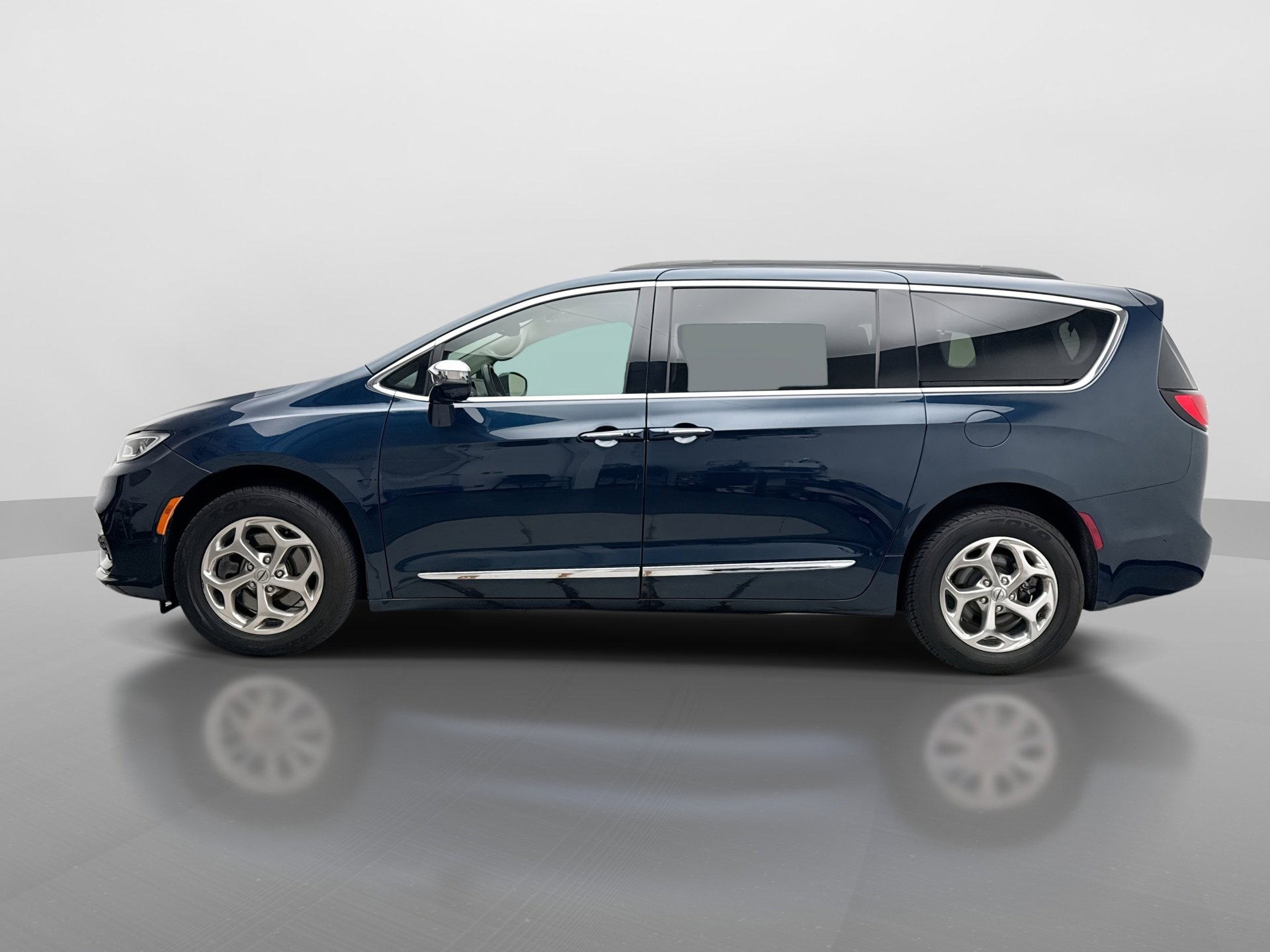 Used 2022 Chrysler Pacifica Limited image 2