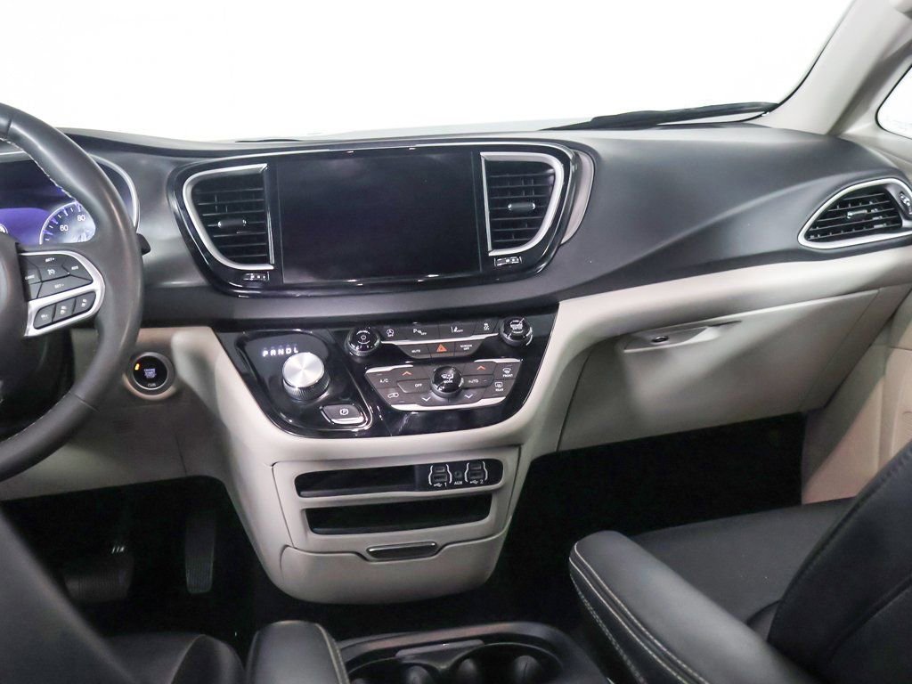 Used 2023 Chrysler Pacifica Touring-L image 32