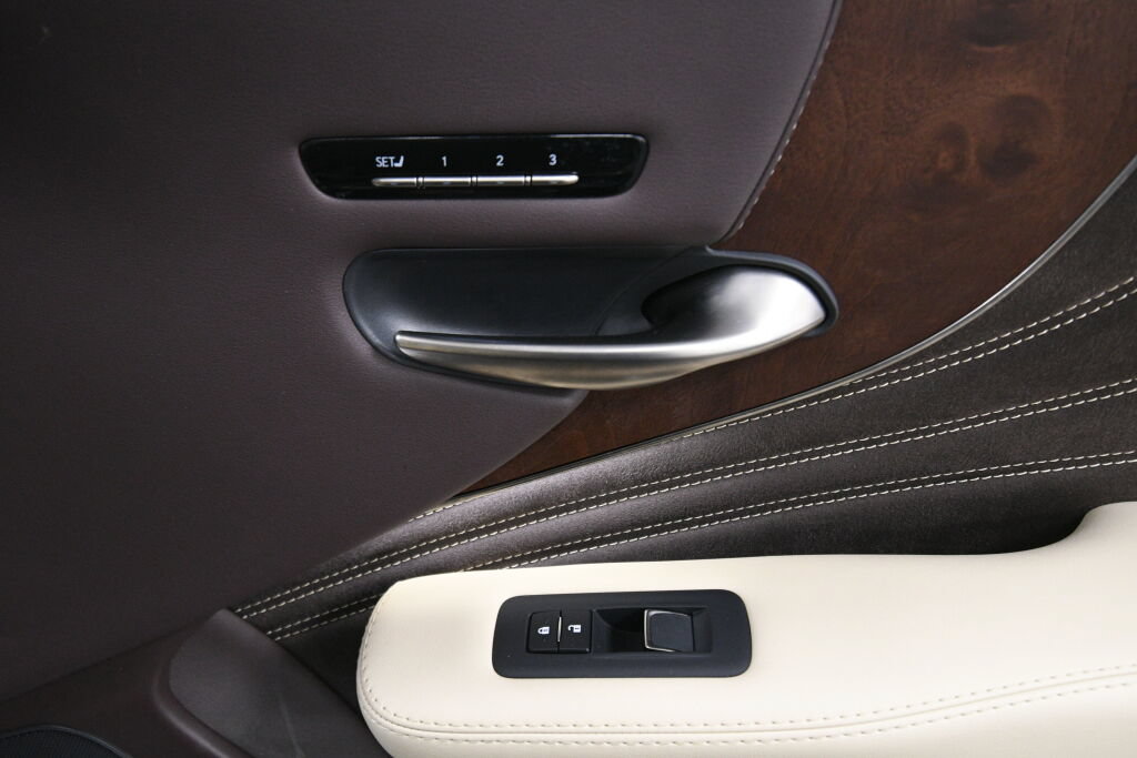 Used 2019 Lexus LS 500 AWD w/ Accessory Package (Z2) image 29