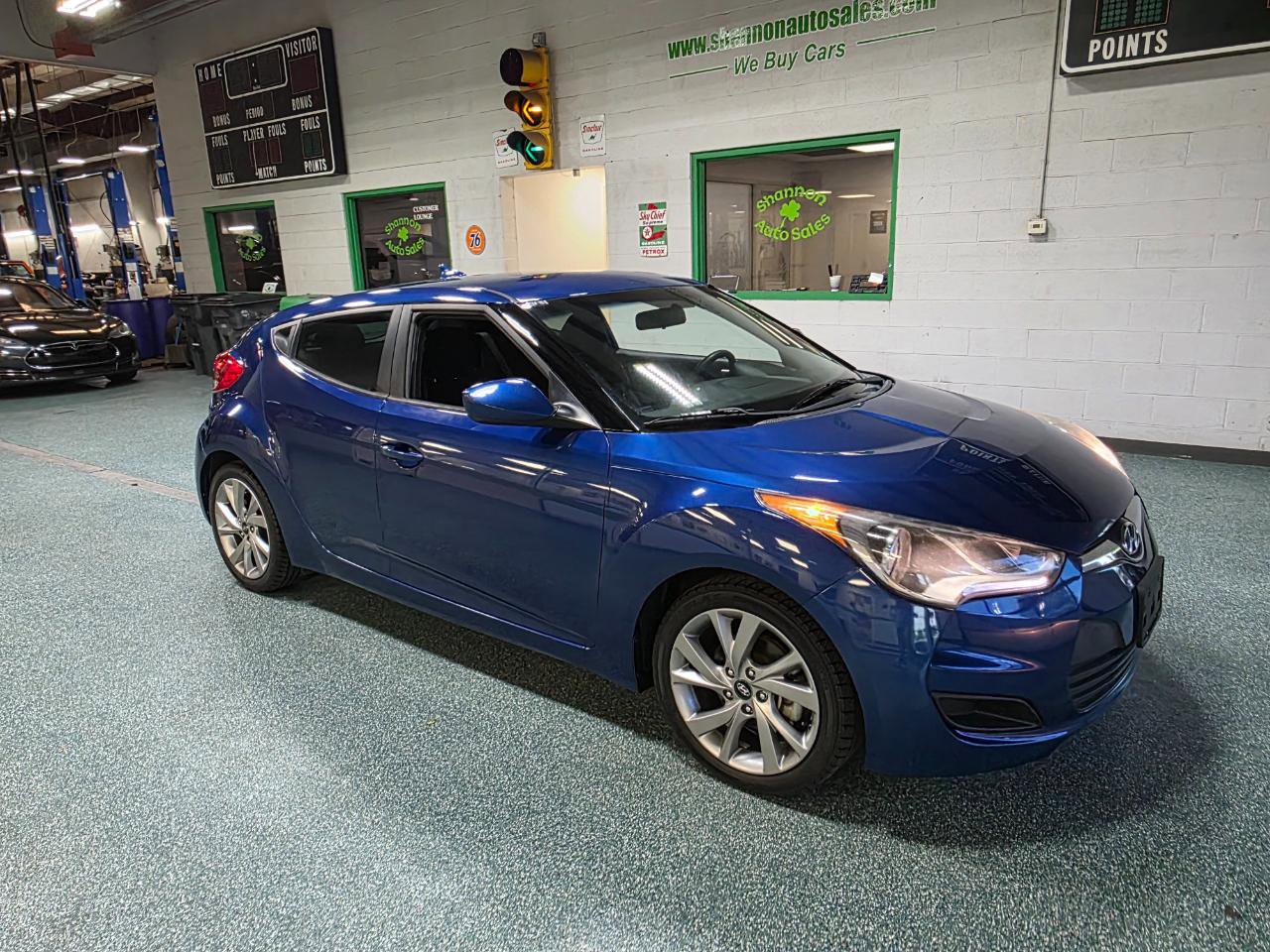Used 2016 Hyundai Veloster FWD image 4